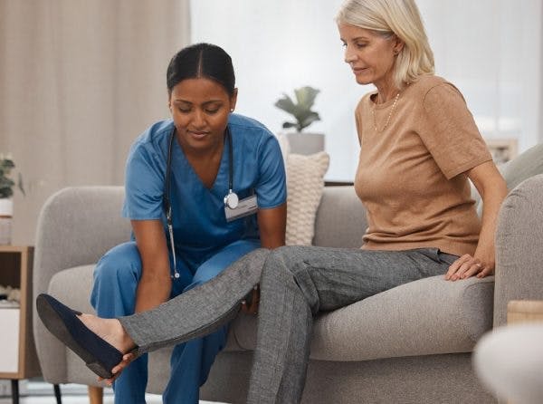 therapist helping survivor understand the types of traumatic brain injury involuntary movements that can occur