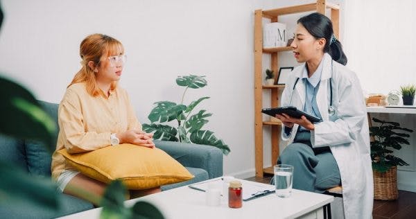 woman asking her therapist, can a spinal cord injury cause memory loss?