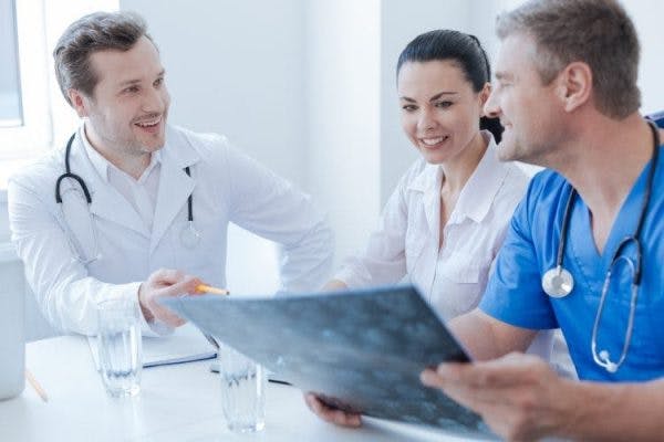 médecins discutant du traitement de récupération après un AVC