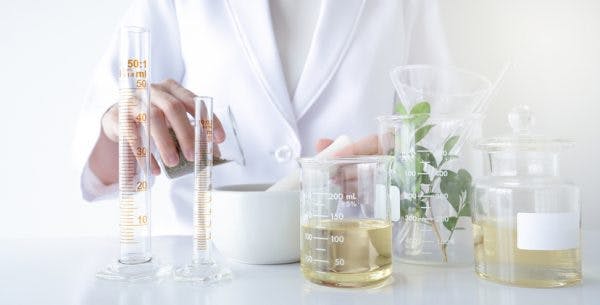 médecin mélangeant des remèdes naturels pour symboliser le traitement naturel de la spasticité