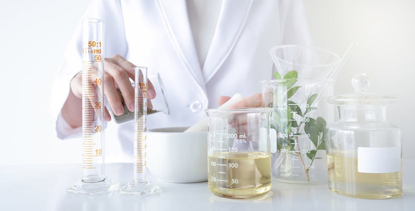 médecin mélangeant des remèdes naturels pour symboliser le traitement naturel de la spasticité