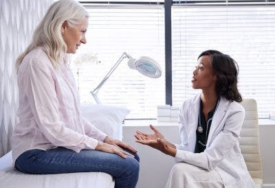 médico discutiendo tratamiento con paciente