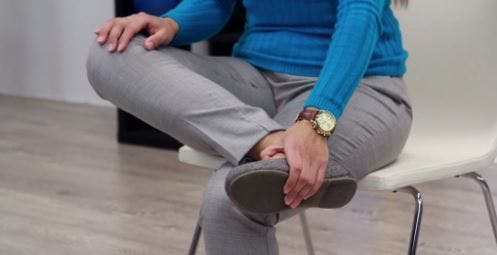 Therapeut zeigt Fußübungsposition 1
