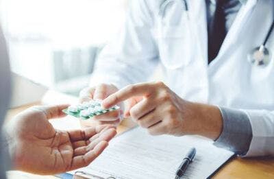 Un médecin donne à son patient de l'aspirine, ce qui est un thème majeure de cet article : seulement les médecins doit donner l'aspirine aux patients d'AVC, parce que dans certains cas, les effets peut s'avèrent nuisibles.