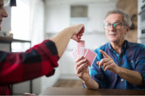 Un survivant d'AVC et sa femme profitent d'un partie de poker amusante qui stimule ses fonctions cognitives.