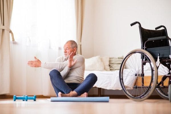 Un survivant d'AVC fait du yoga, une activité à la fois physique et tranquille qui peut vous aider à mettre au point votre récupération.