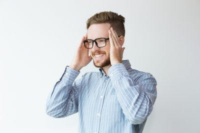 Un survivant d'AVC teint les mains aux côtes des yeux, fixant son attention à sa propre récupération et évitant de la comparer à celles d'autres : qui peuvent varient grandement selon la personne, ainsi que l'emplacement et la taille de l'AVC.