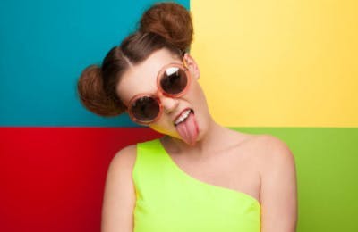 Une belle femme vous tire la langue pour introduire ce genre d'exercices qui rétablissent la parole après un AVC.