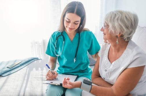 Un médecin informe sa patiente de ses propres risques d'AVC afin qu'elle puisse les gérer effectivement.