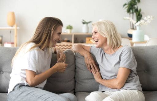 Une orthophoniste aide sa patiente à effectuer des exercices d'un traitement phonologique.