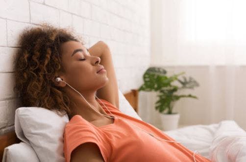 Une survivante d'AVC écoute un podcast qui la stimule cognitivement.
