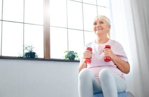 Une survivante d'AVC effectuer assidument ses exercices du bras : ce qui est la clé de la récupération, car on fournit de la stimulation au cerveau et active la neuroplasticité.