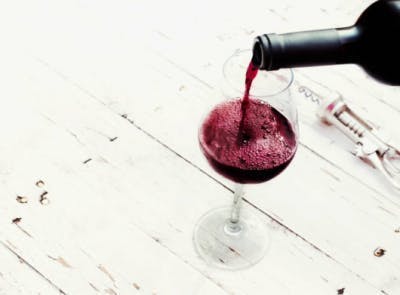 Copa de vino tinto para una dieta equilibrada que previene el accidente cerebrovascular