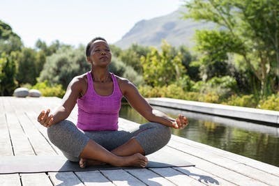 Frau auf Yogamatte