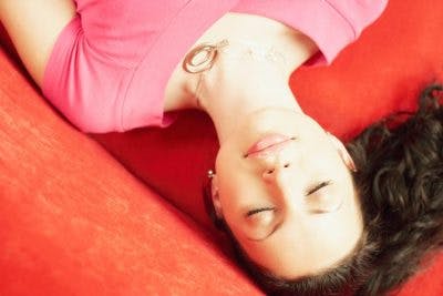 Femme se visualisant la récupération d'une paralysie post-AVC