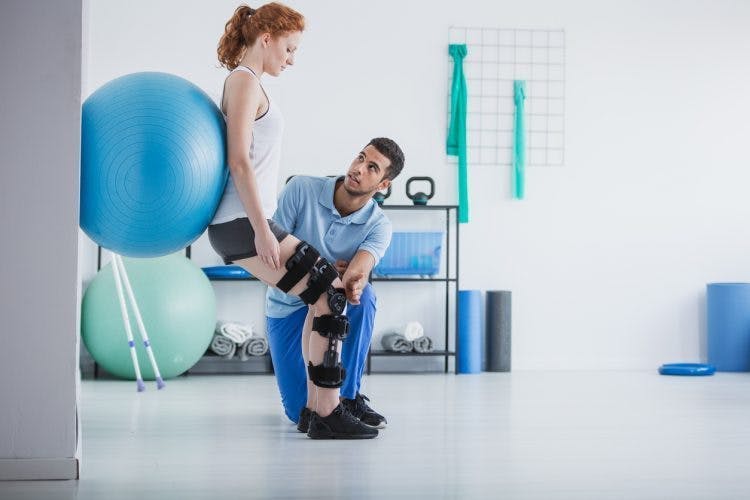 Therapeut arbeitet daran, was nach einem massiven Schlaganfall zu erwarten ist