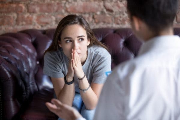 patient talking to therapist about brain injury and mental health