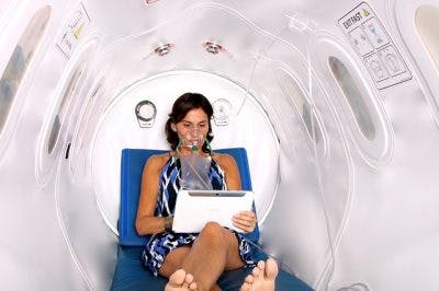 mujer en camara de oxigeno para tratamiento de ictus